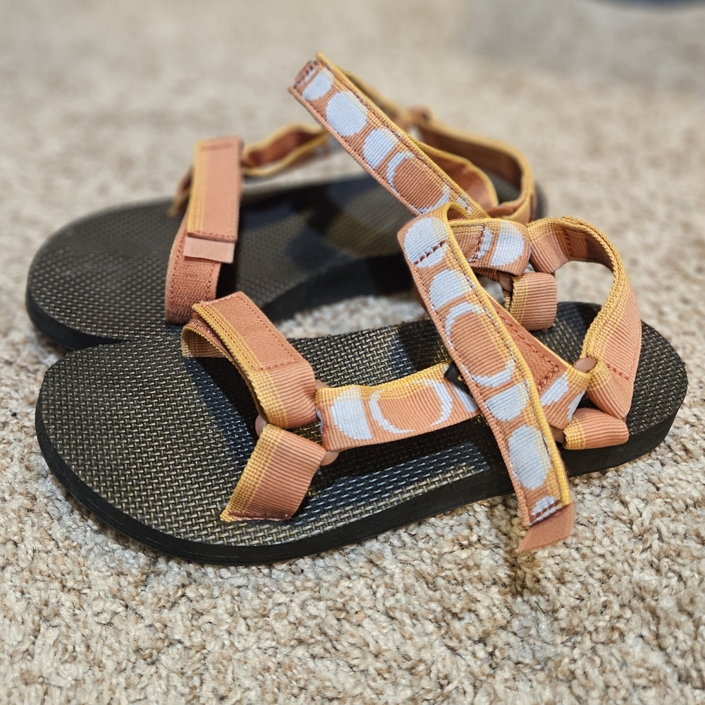 Women's Tevas Size 8